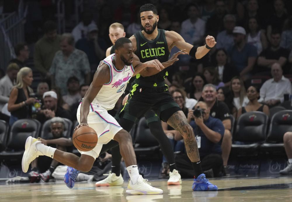 更是对他多 更是对他多