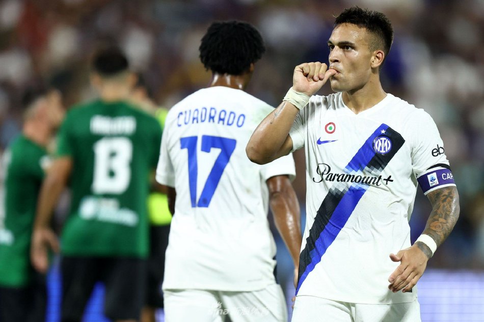 场球员劲射 场球员劲射